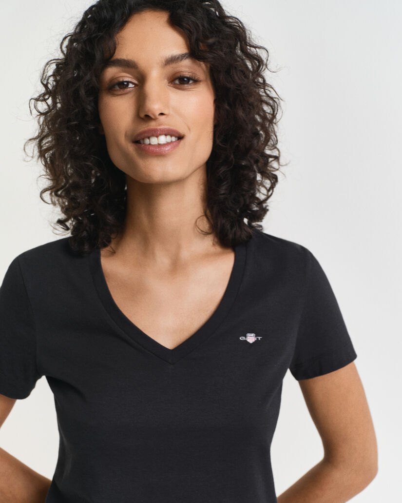 Shield-t‑paita, jossa v-pääntie