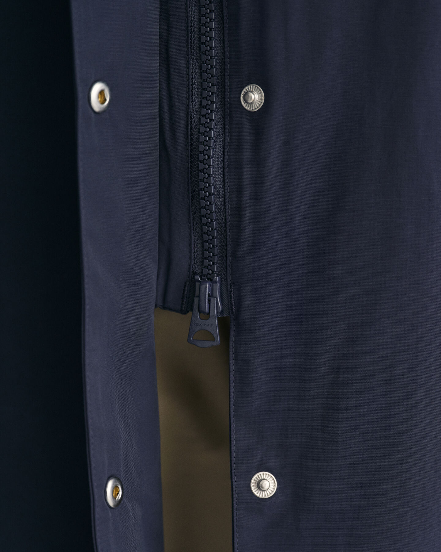 Tuulenpitävä autotakki