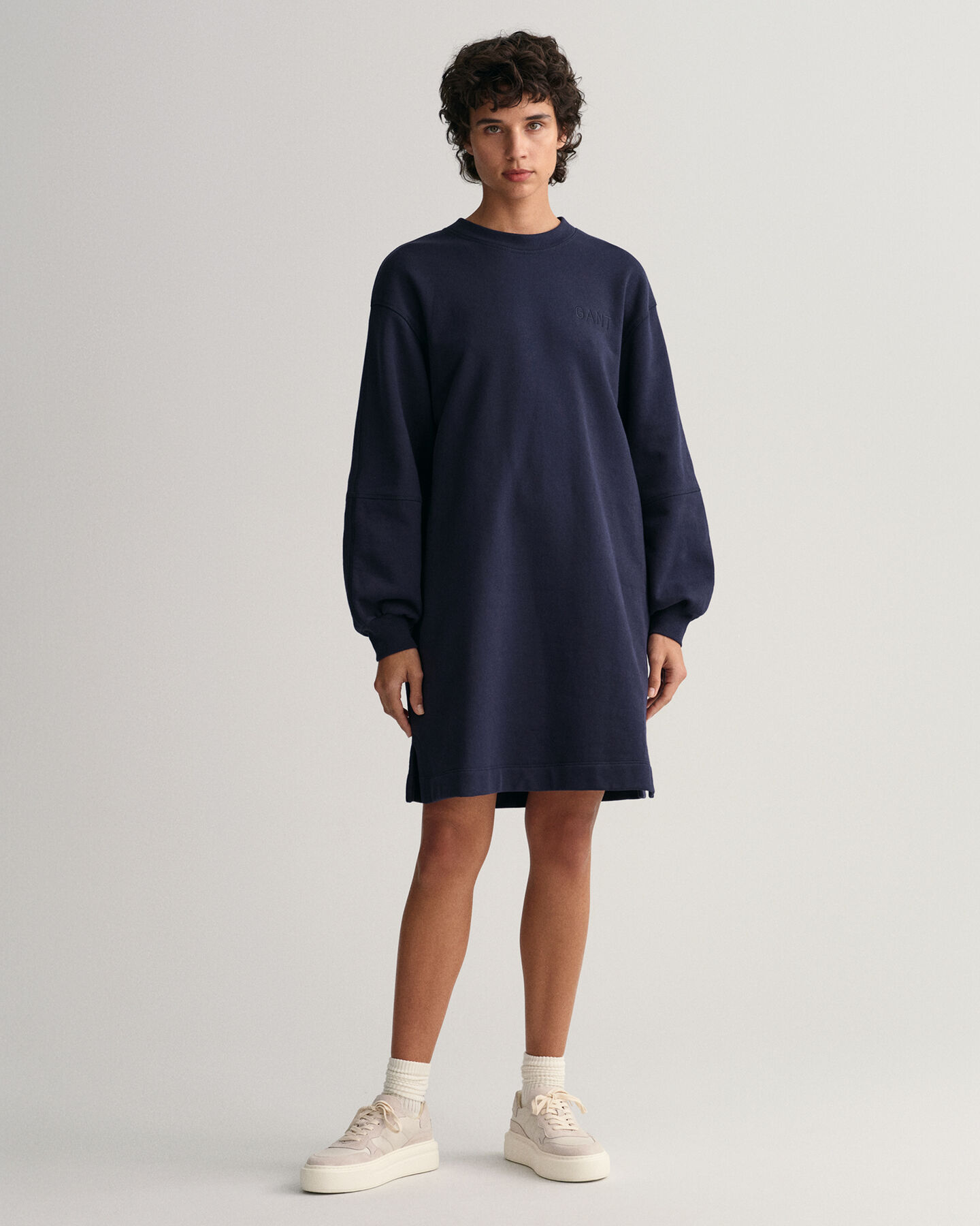 Logolla varustettu v&auml;lj&auml; pitk&auml;hihainen mekko