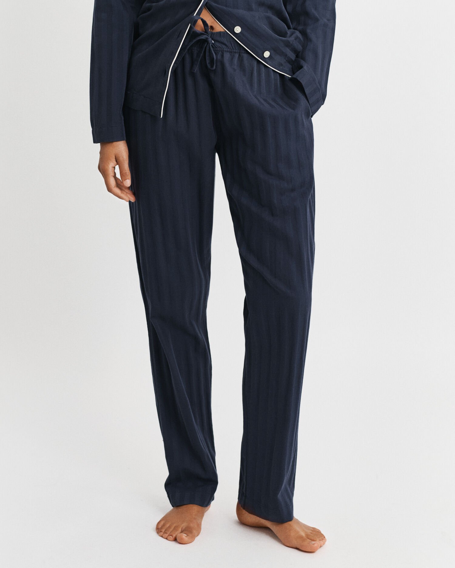 Raidallinen satiinipyjama lahjapakkauksessa