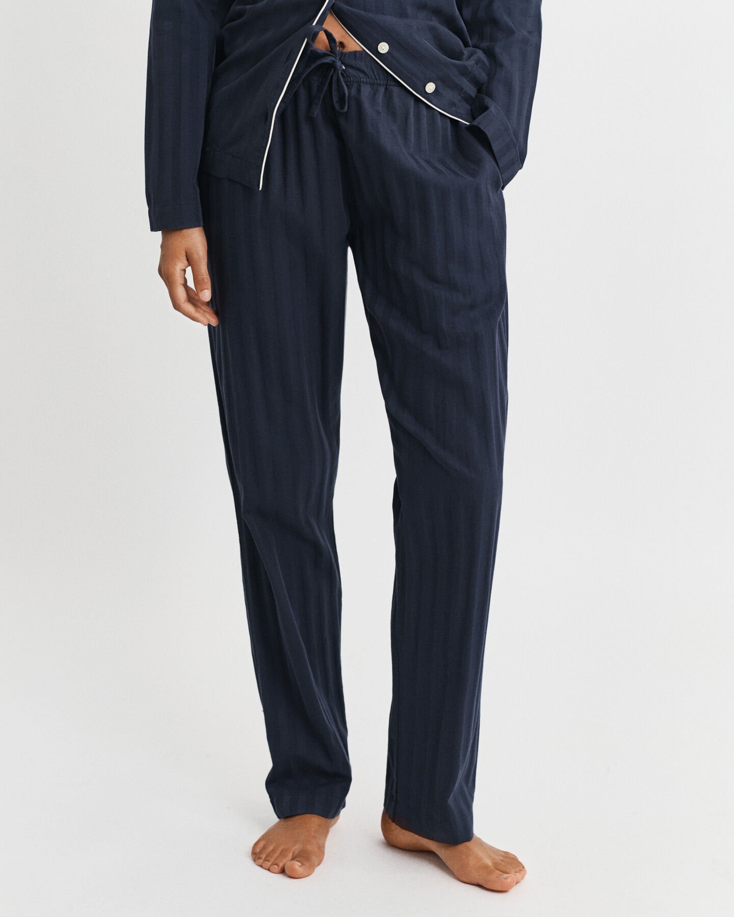 Raidallinen satiinipyjama lahjapakkauksessa