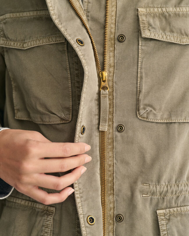 Valmiina värjätty armeijatakki