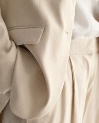 Regular fit ‑mitoitettu joustava pellavableiseri