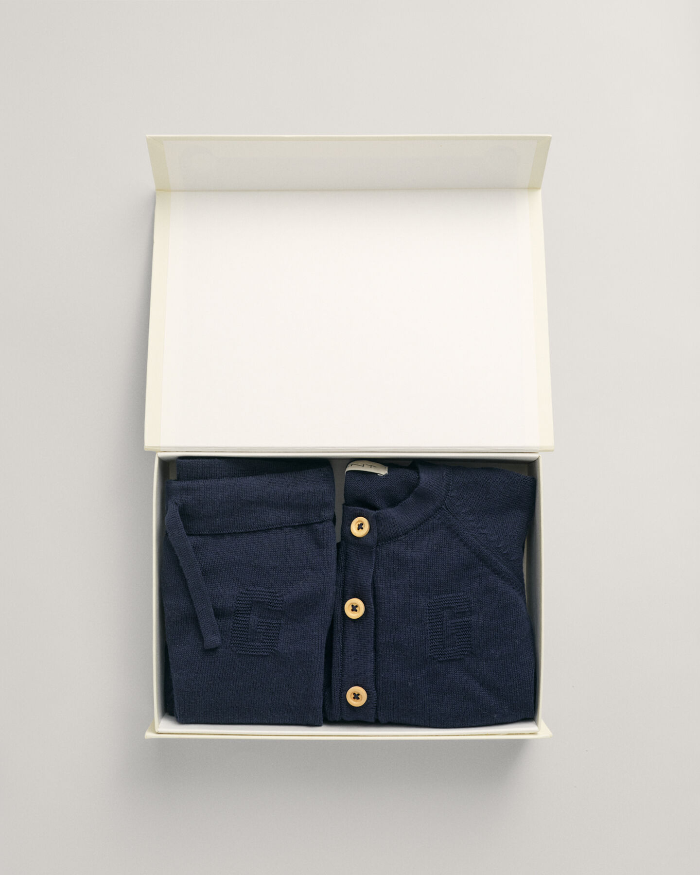 Baby-malliston neuletakki ja housut lahjapakkauksessa