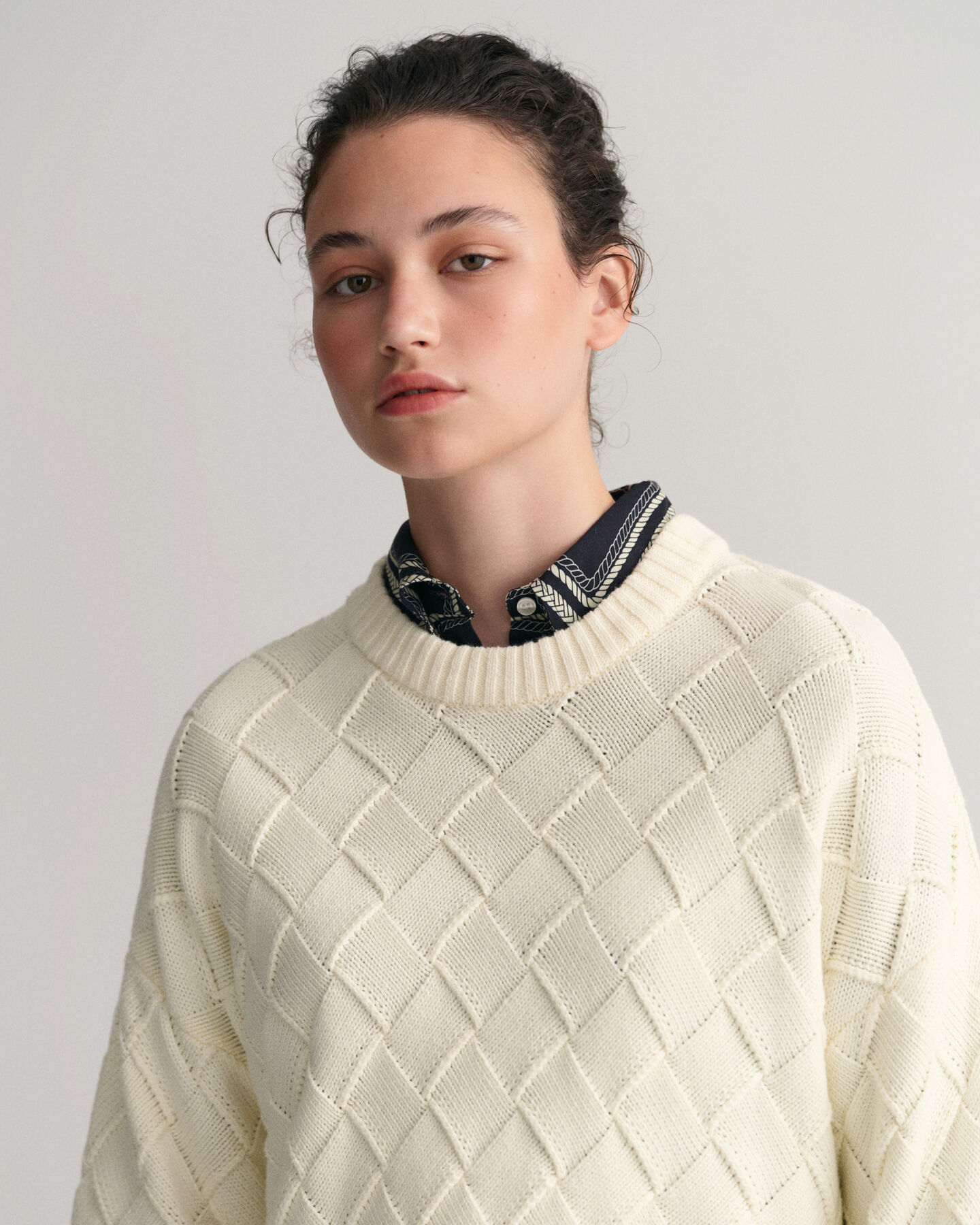 Vinoneli&ouml;kuvioinen neulepusero, py&ouml;re&auml; p&auml;&auml;ntie