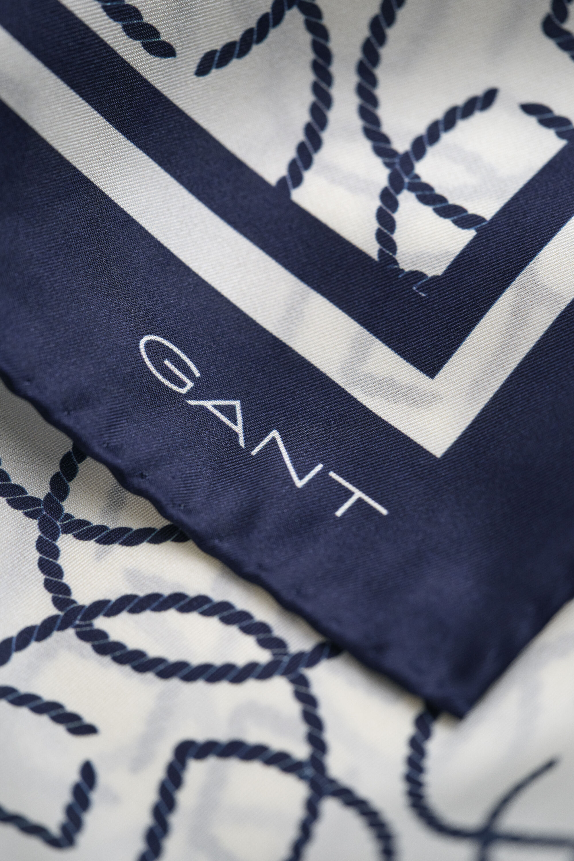 Monogrammi-silkkihuivi