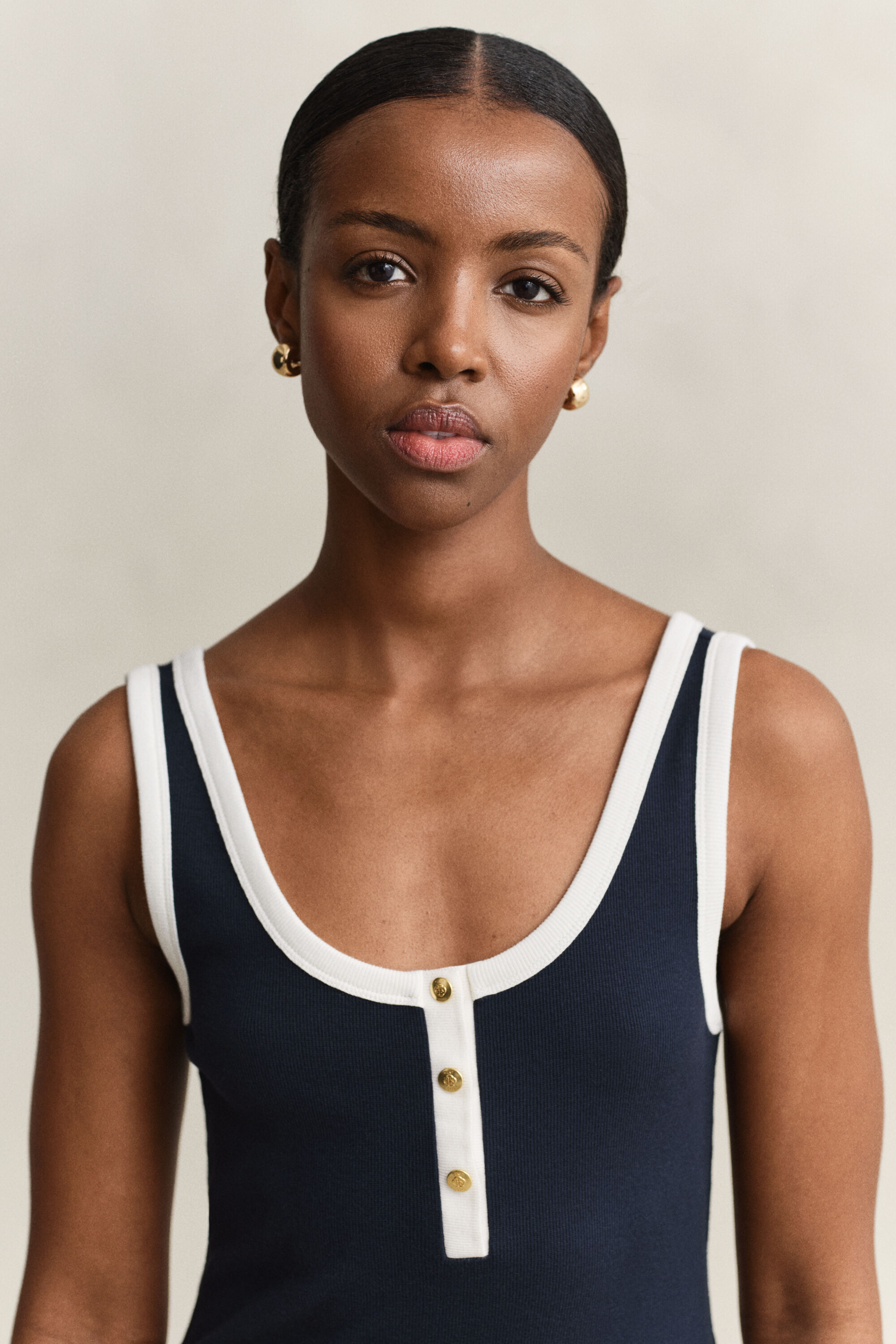 Hihaton joustinneulemekko