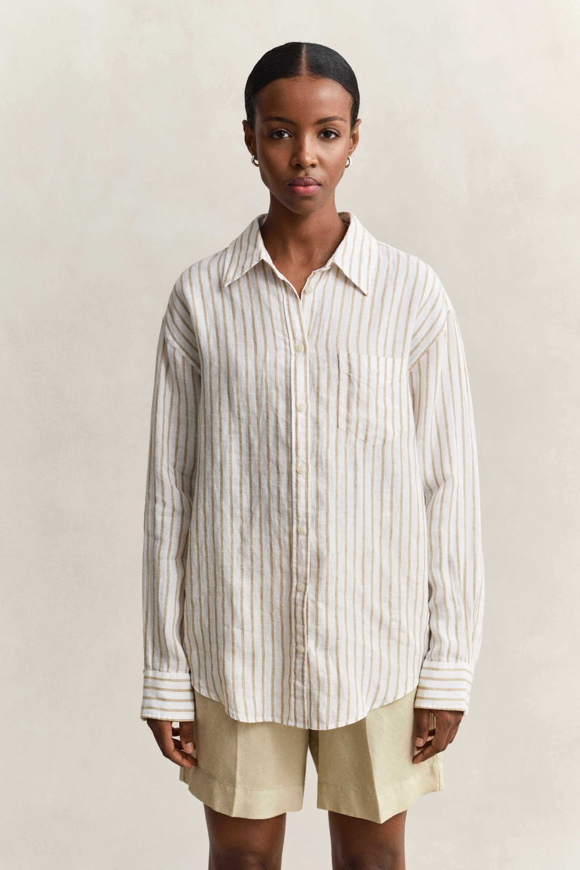 Relaxed fit ‑mitoitettu raidallinen pellavapaita
