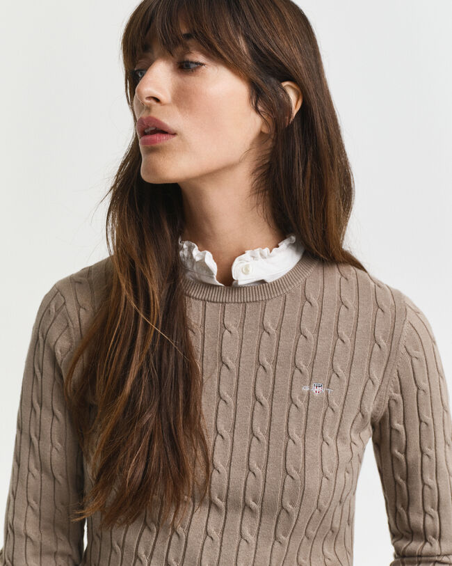 Joustopuuvillainen palmikkoneulepusero, jossa pyöreä pääntie