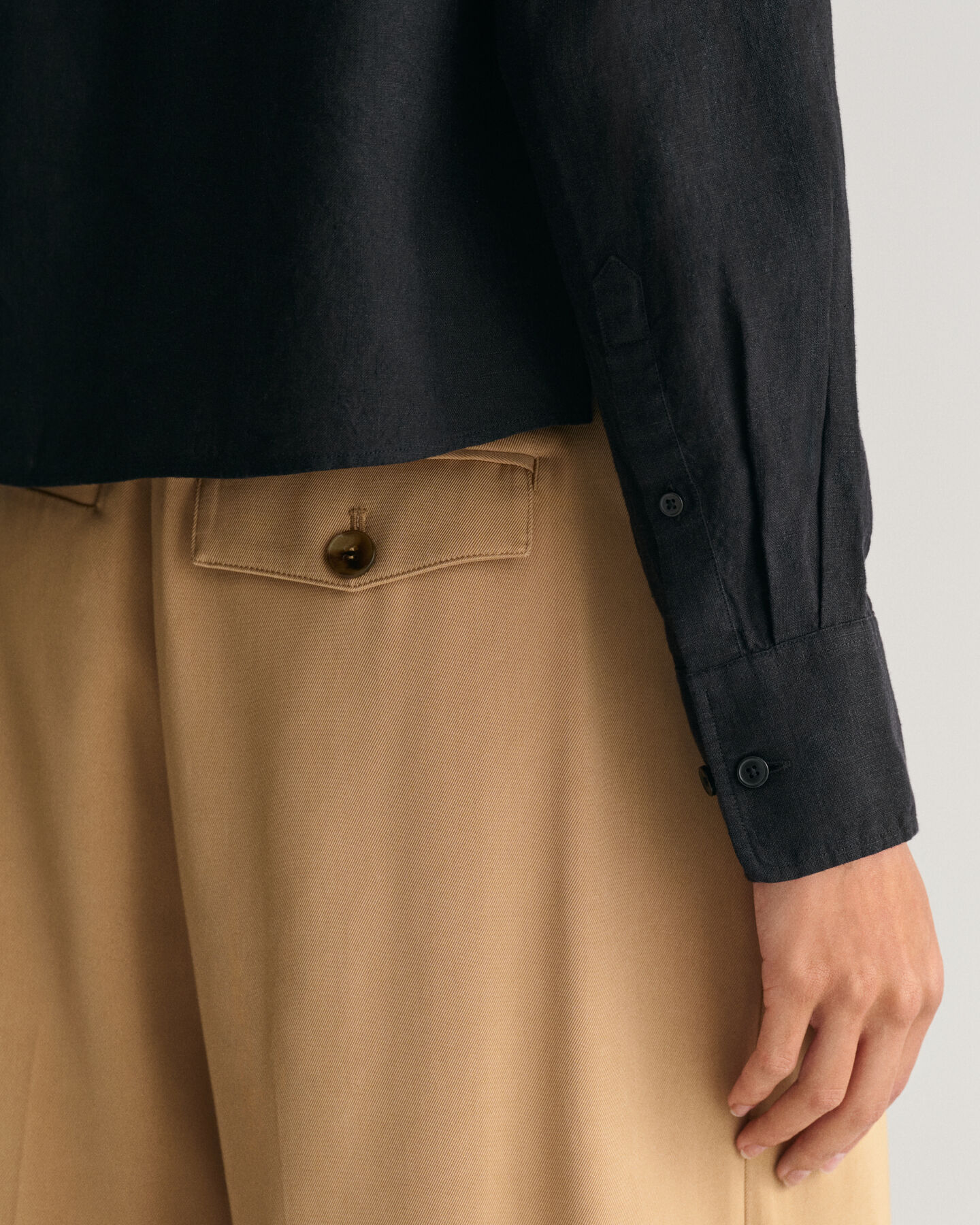 Relaxed fit ‑mitoitettu vajaamittainen pellavapaita