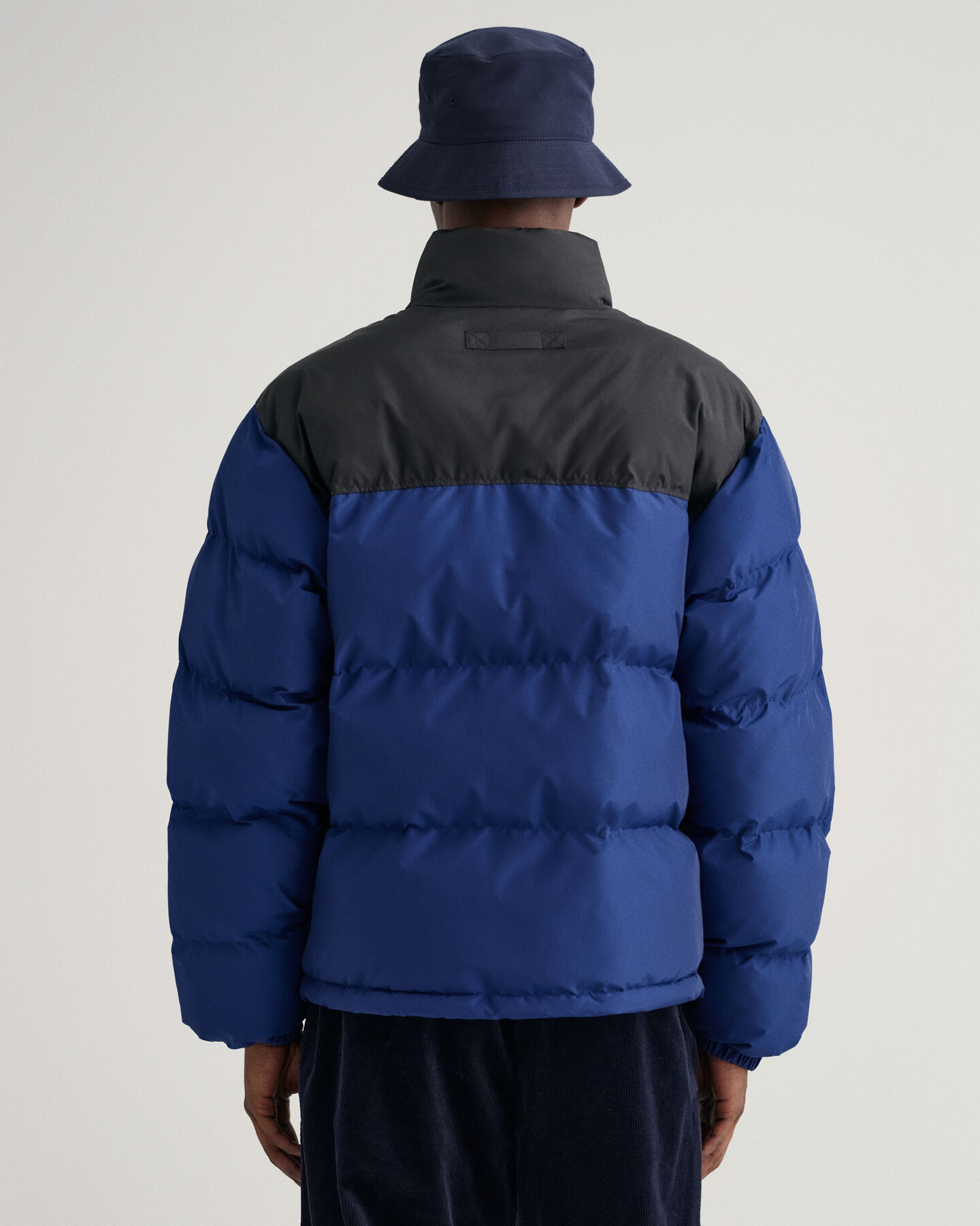 Kontrastivärinen toppatakki