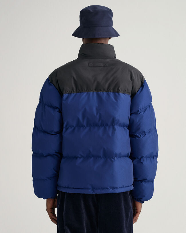 Kontrastivärinen toppatakki