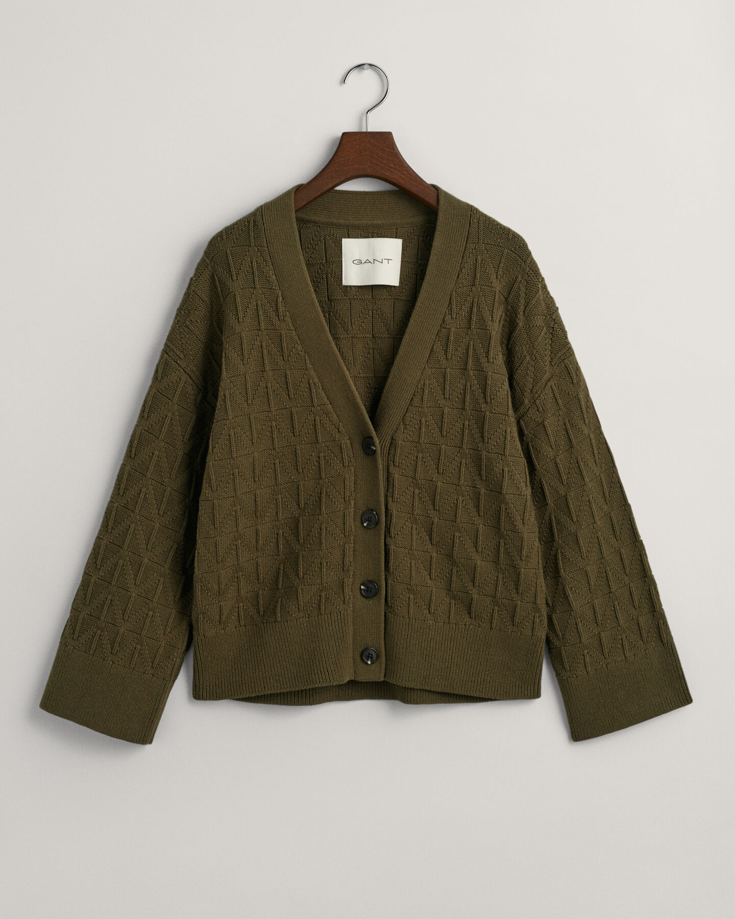 Kalanruotokuvioitu neuletakki, jossa v‑p&auml;&auml;ntie