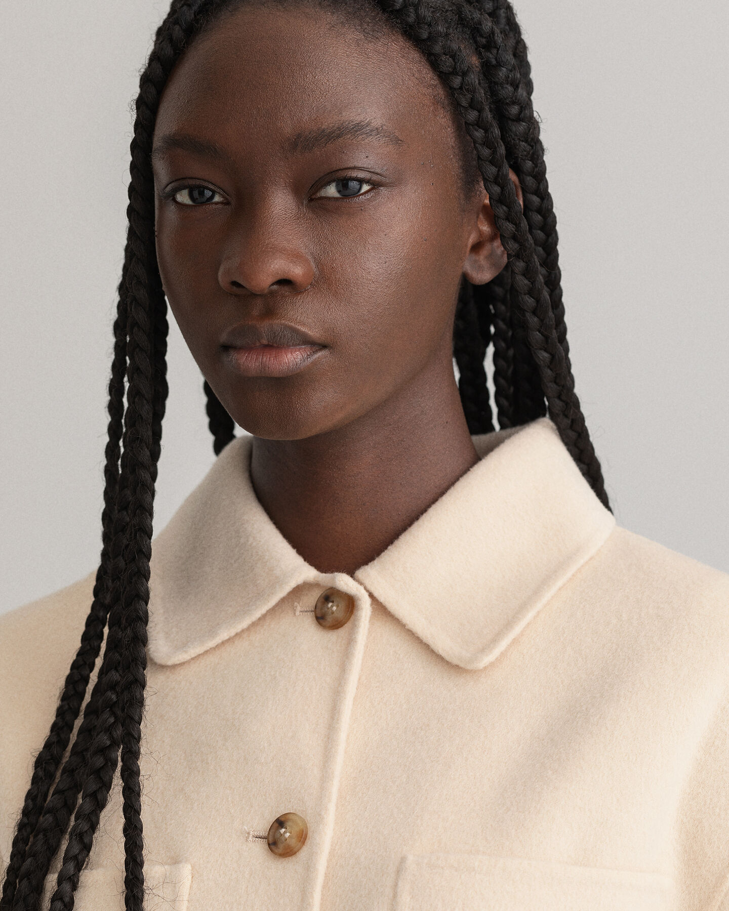 K&auml;sin tikattu paitatakki