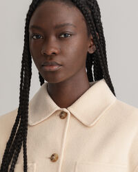 K&auml;sin tikattu paitatakki