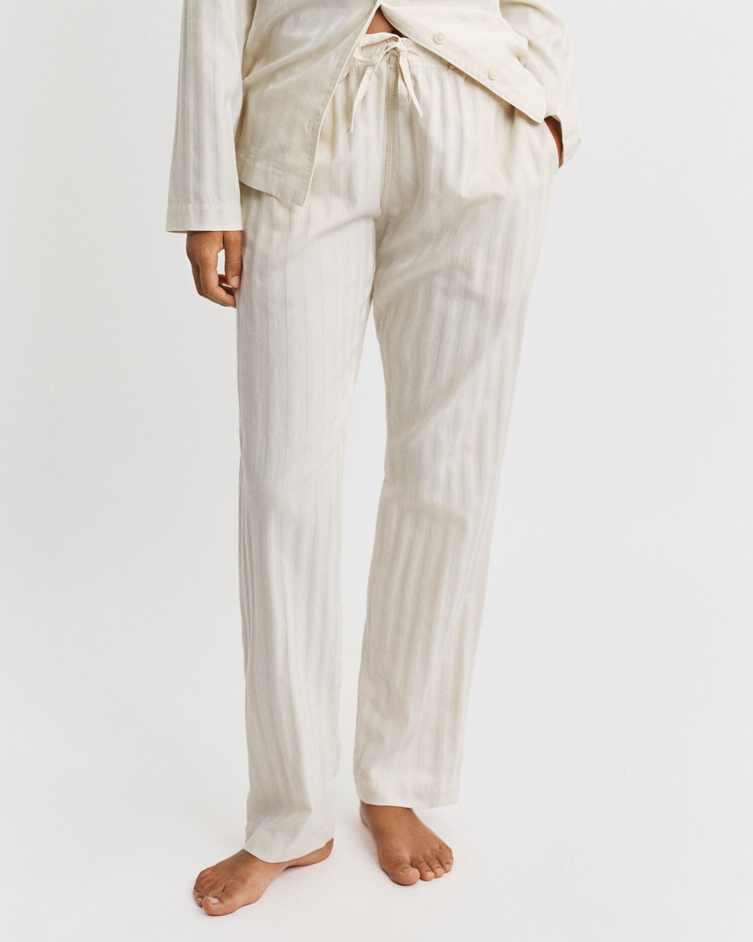 Raidallinen satiinipyjama lahjapakkauksessa