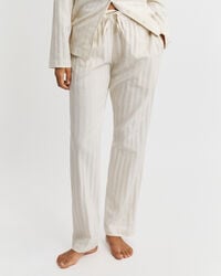 Raidallinen satiinipyjama lahjapakkauksessa