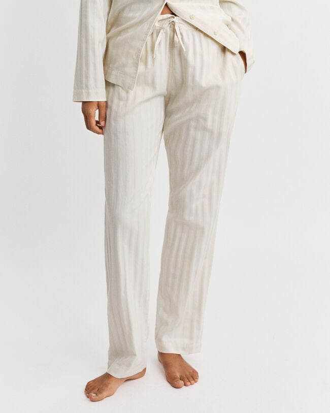 Raidallinen satiinipyjama lahjapakkauksessa