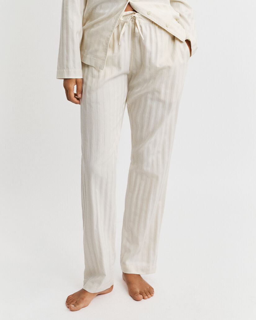 Raidallinen satiinipyjama lahjapakkauksessa