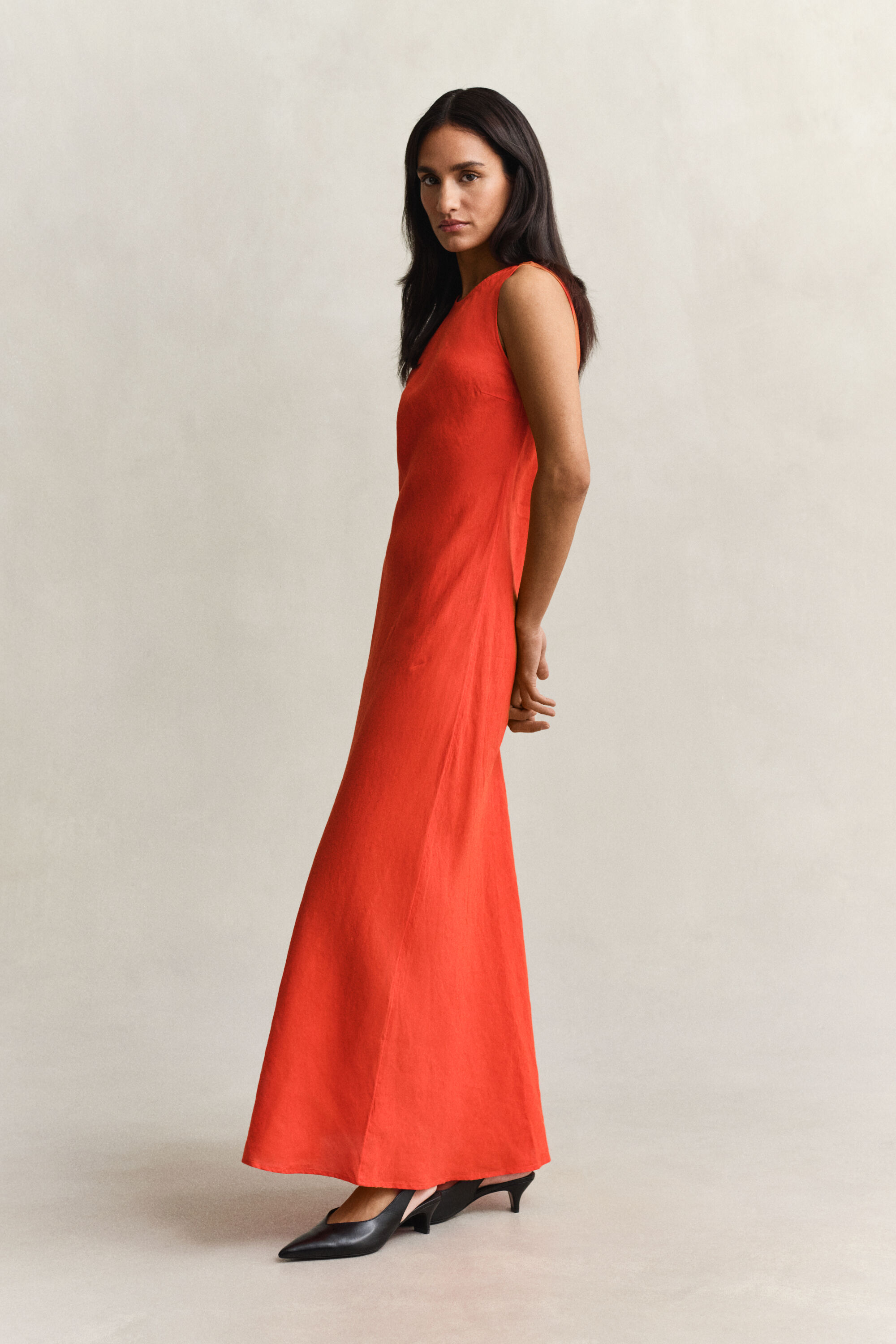 Vinoon leikattu midimittainen pellavamekko