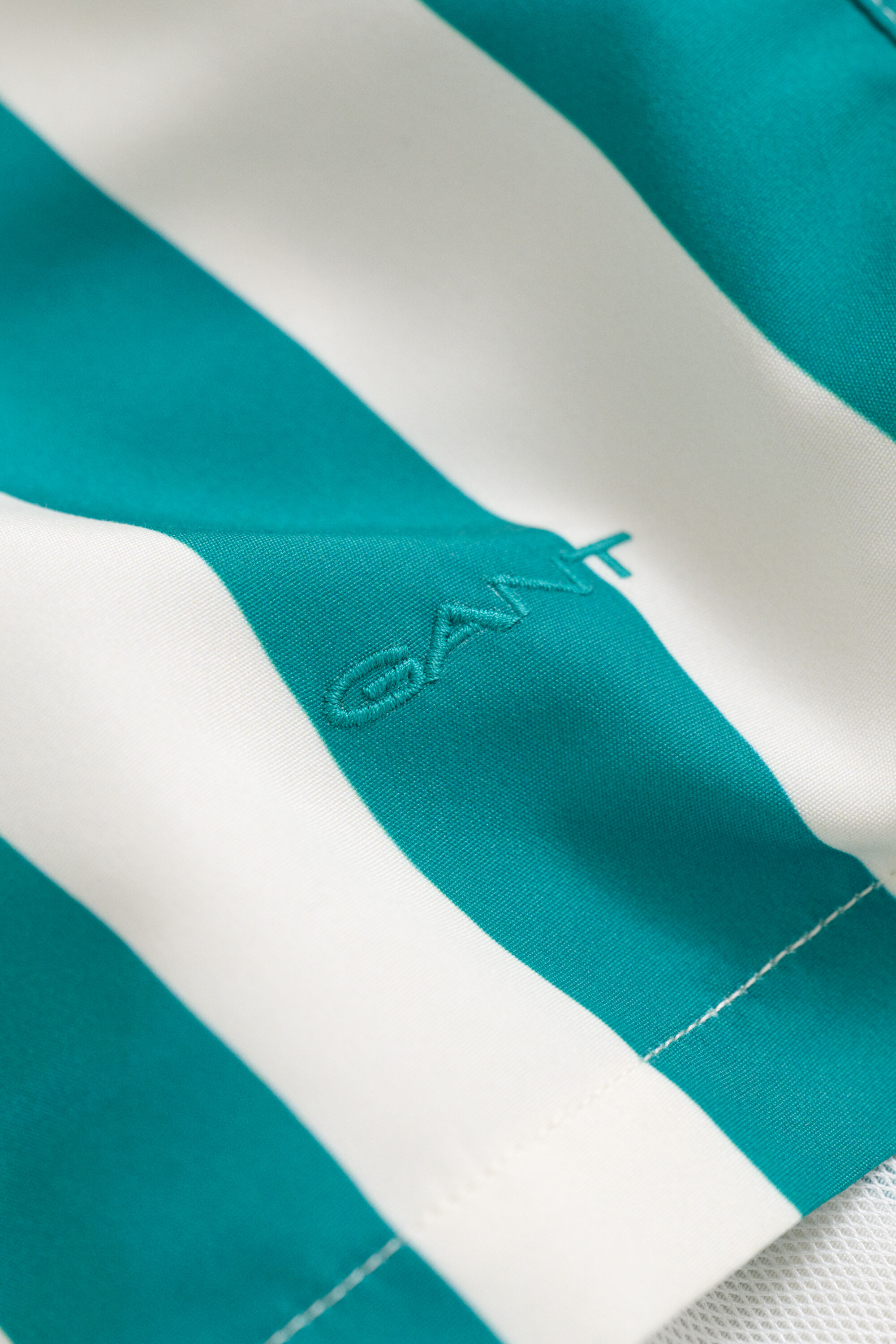 Leveäraidalliset uimashortsit