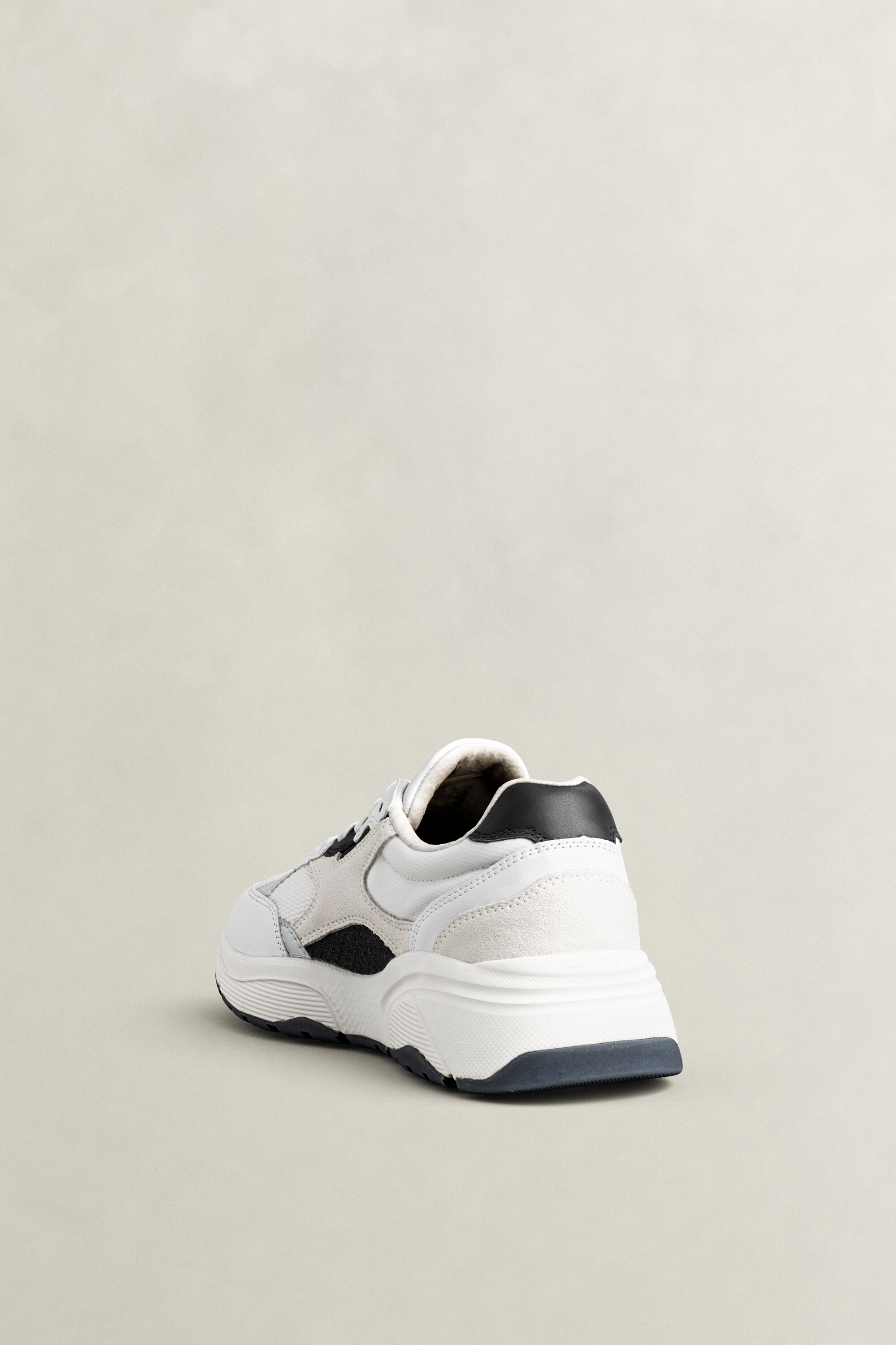 Newile-tennarit nahkaa ja nailonia