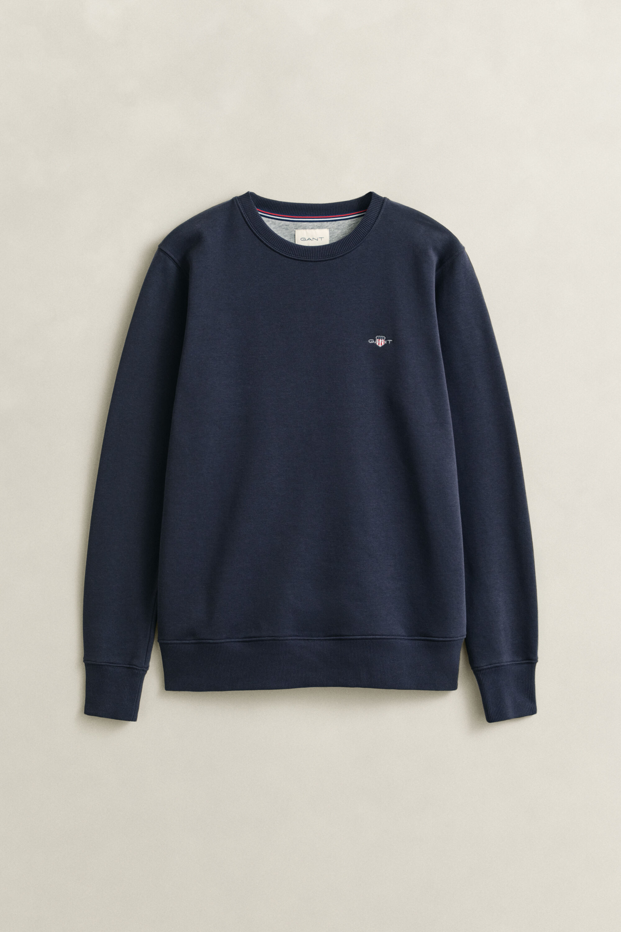 Shield-collegepaita, jossa pyöreä pääntie