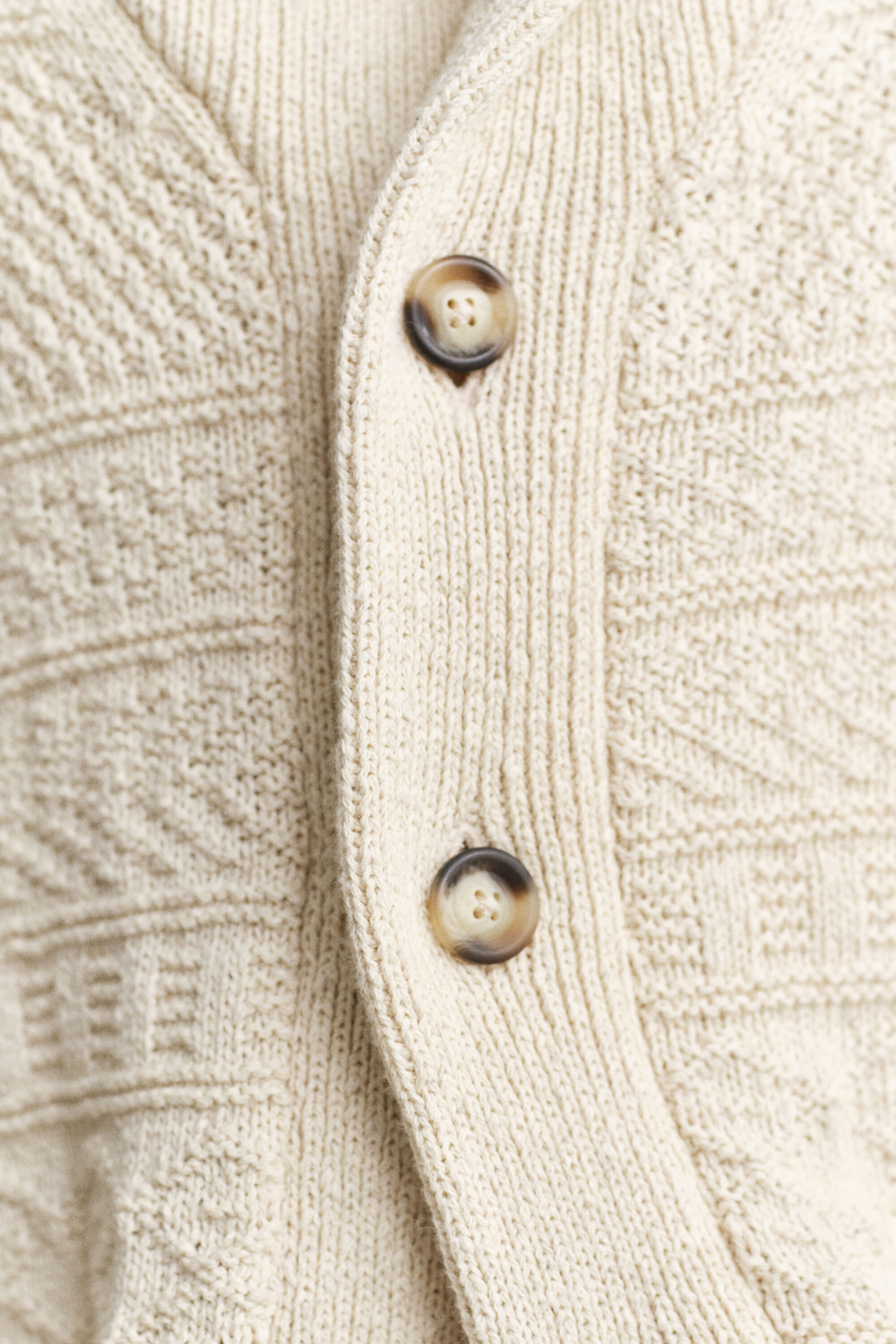 Kohokuvioitu neuletakki puuvillasekoitetta