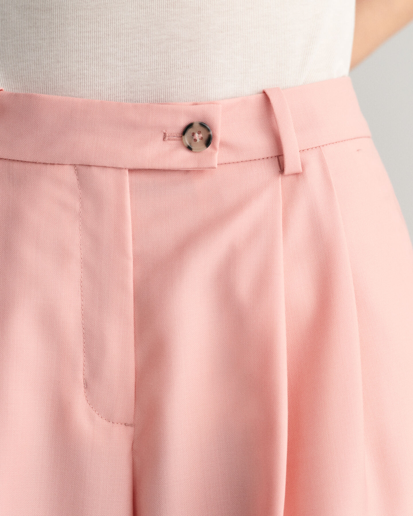 Relaxed&nbsp;fit ‑mitoitetut leve&auml;lahkeiset housut