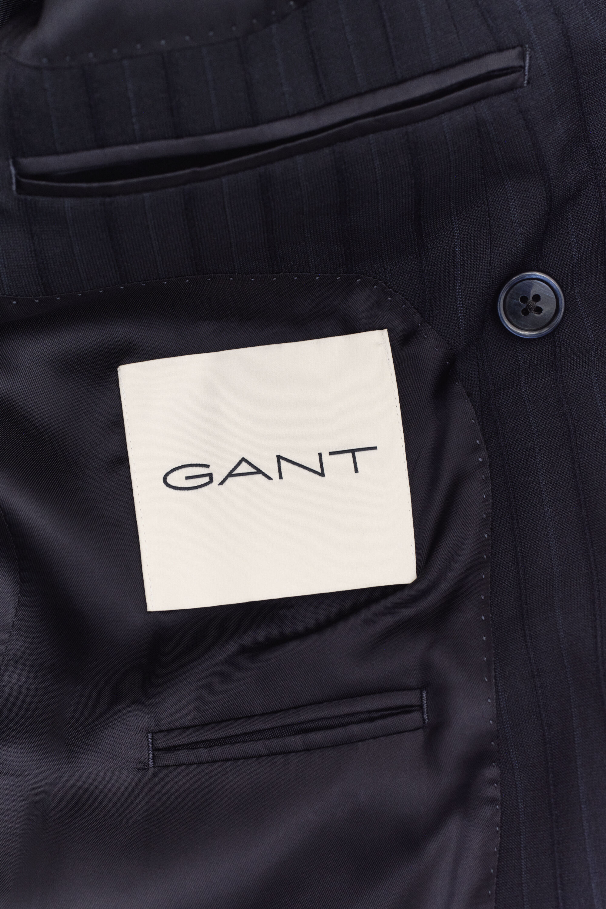 Hillityn sävyinen liituraidallinen puvuntakki