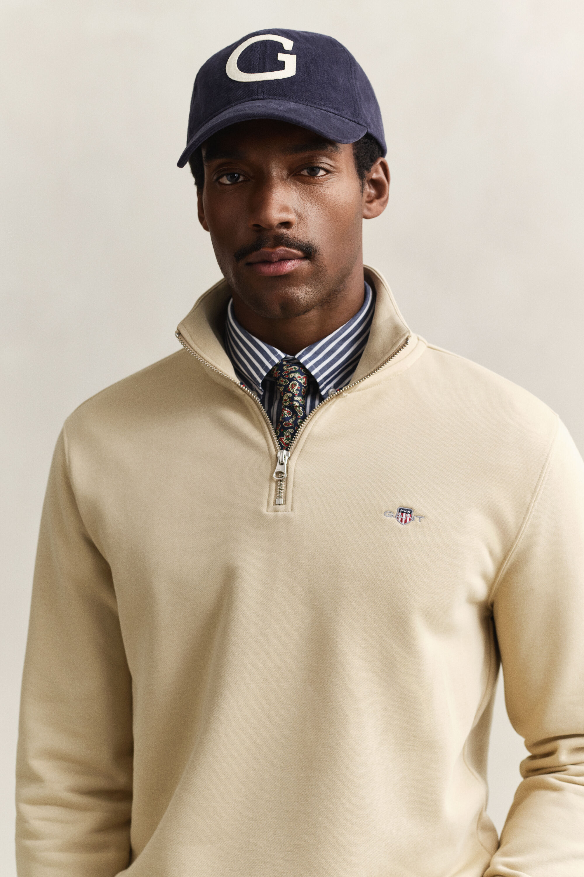 Shield‑collegepaita, jossa vetoketju pääntiellä