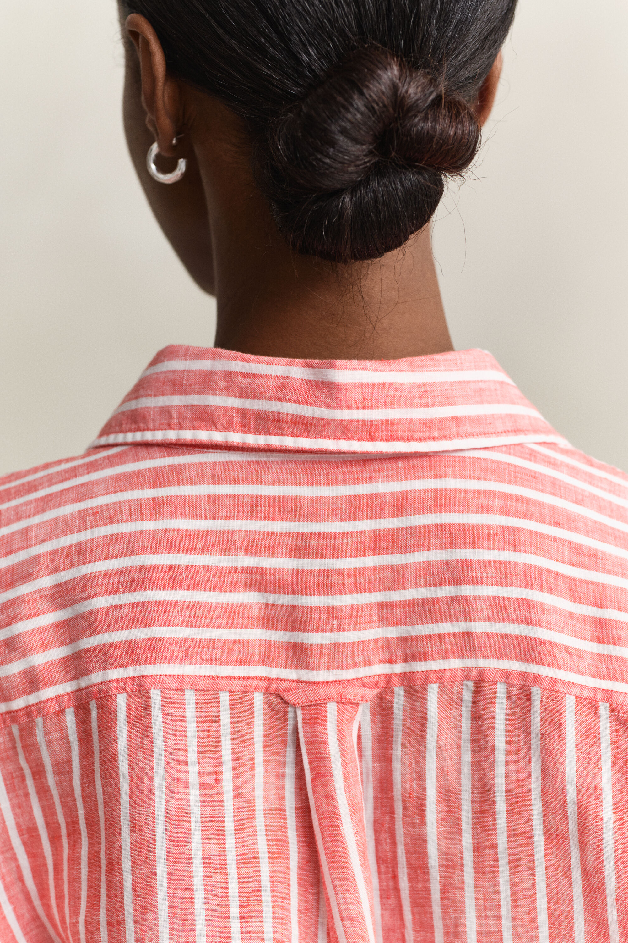 Relaxed fit ‑mitoitettu raidallinen pellavapaita