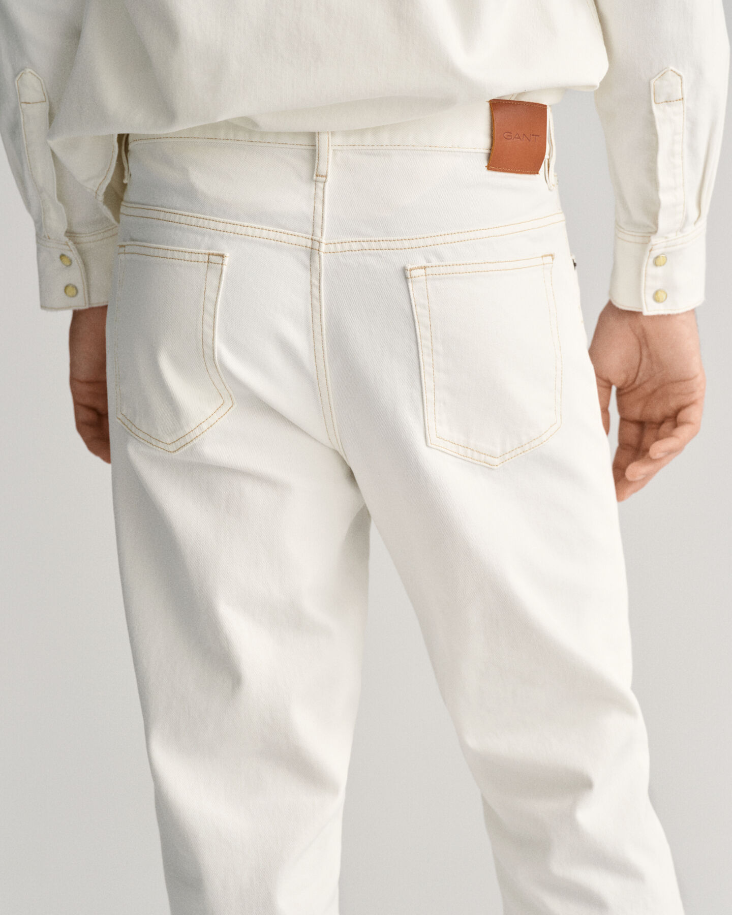 Loose fit ‑mitoitetut valkoiset farkut