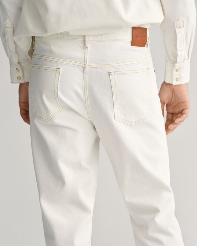 Loose fit ‑mitoitetut valkoiset farkut