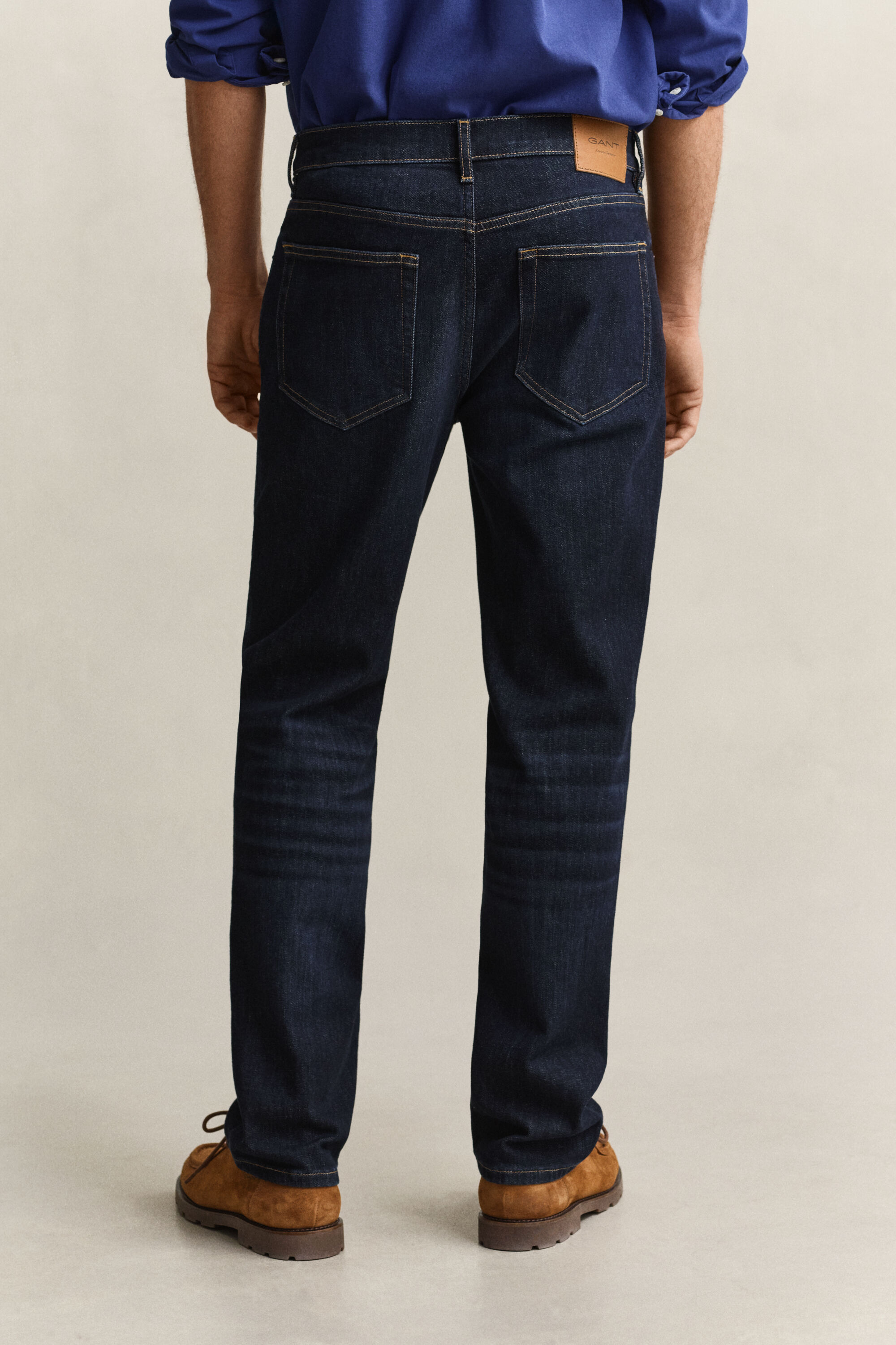 Regular fit ‑mitoitetut farkut