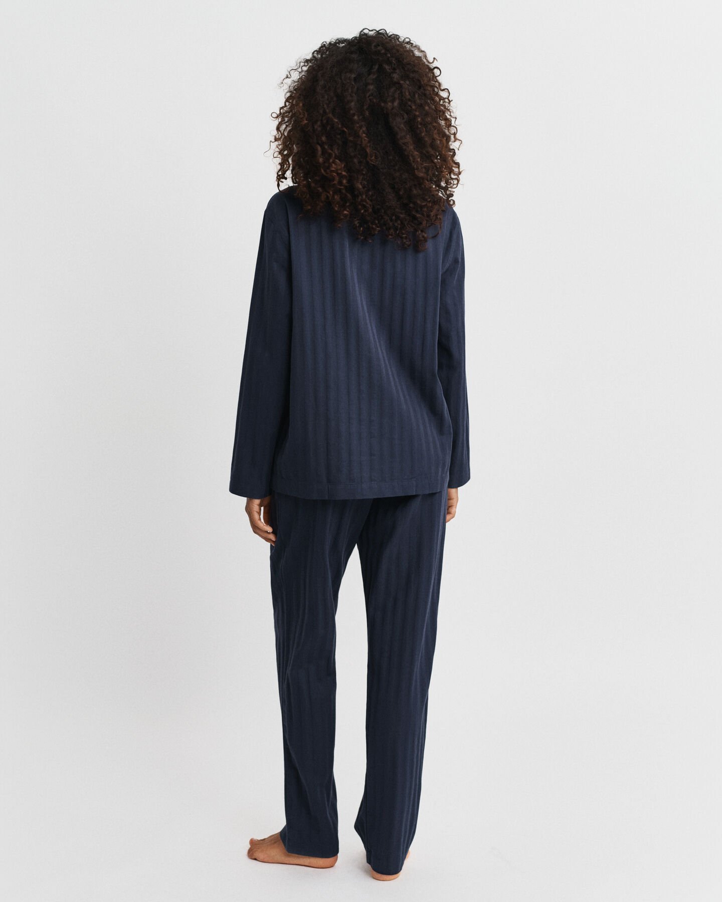 Raidallinen satiinipyjama lahjapakkauksessa