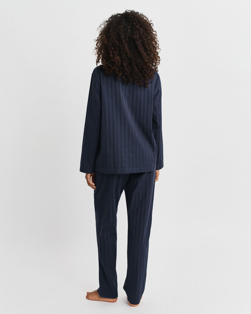 Raidallinen satiinipyjama lahjapakkauksessa