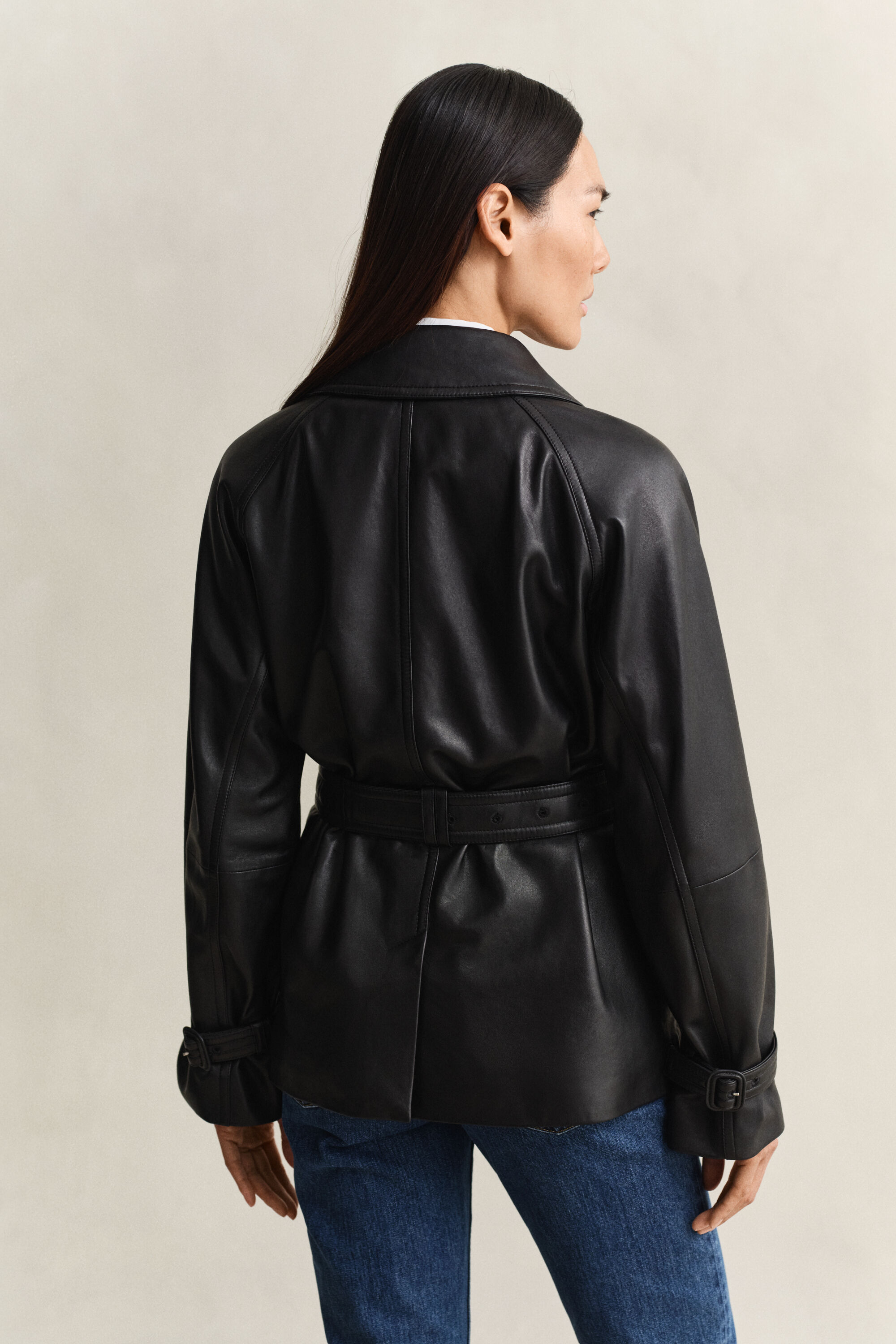 Lyhyt nahkainen trenssitakki