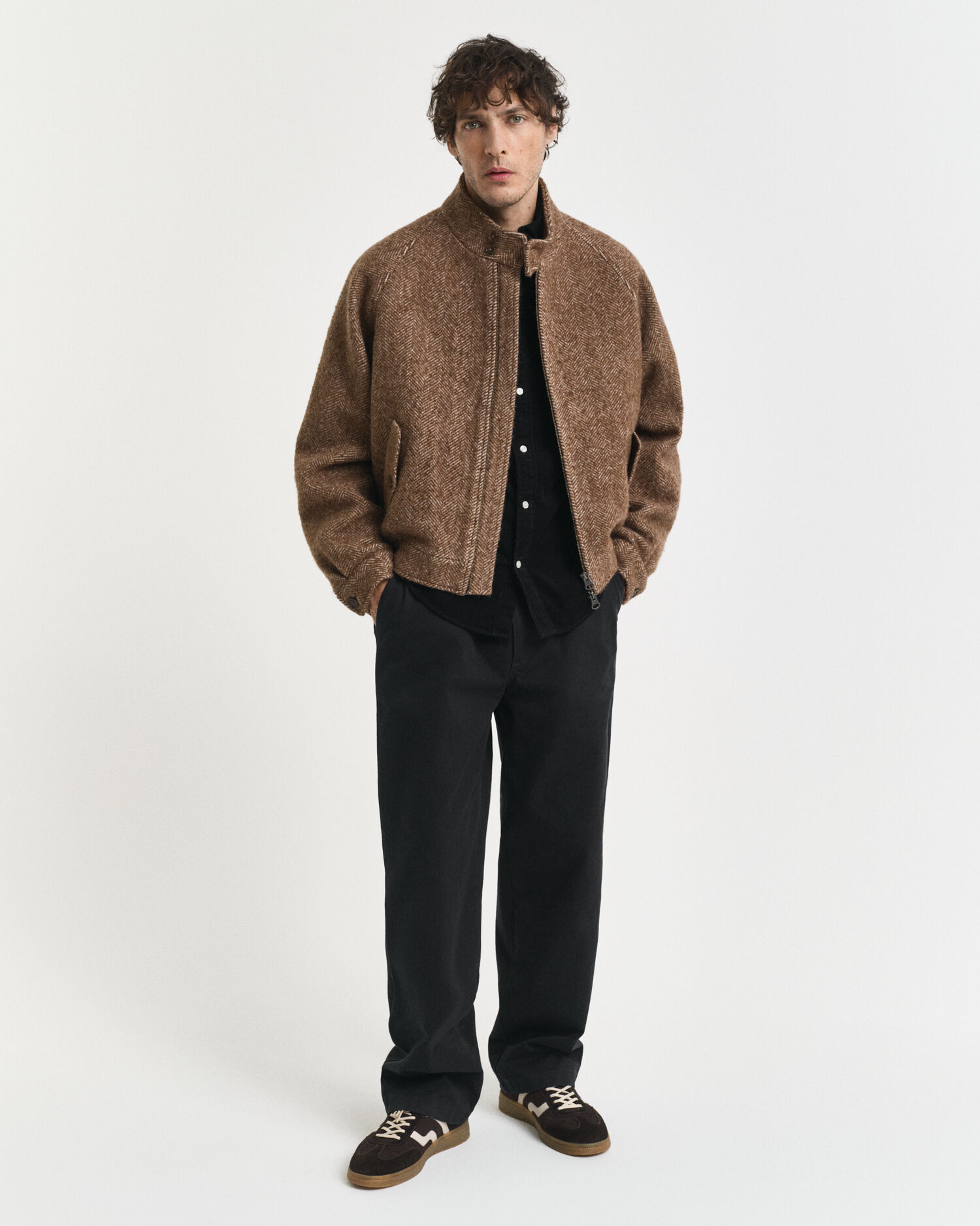 Regular fit ‑mitoitettu puuvillainen vakosamettipaita