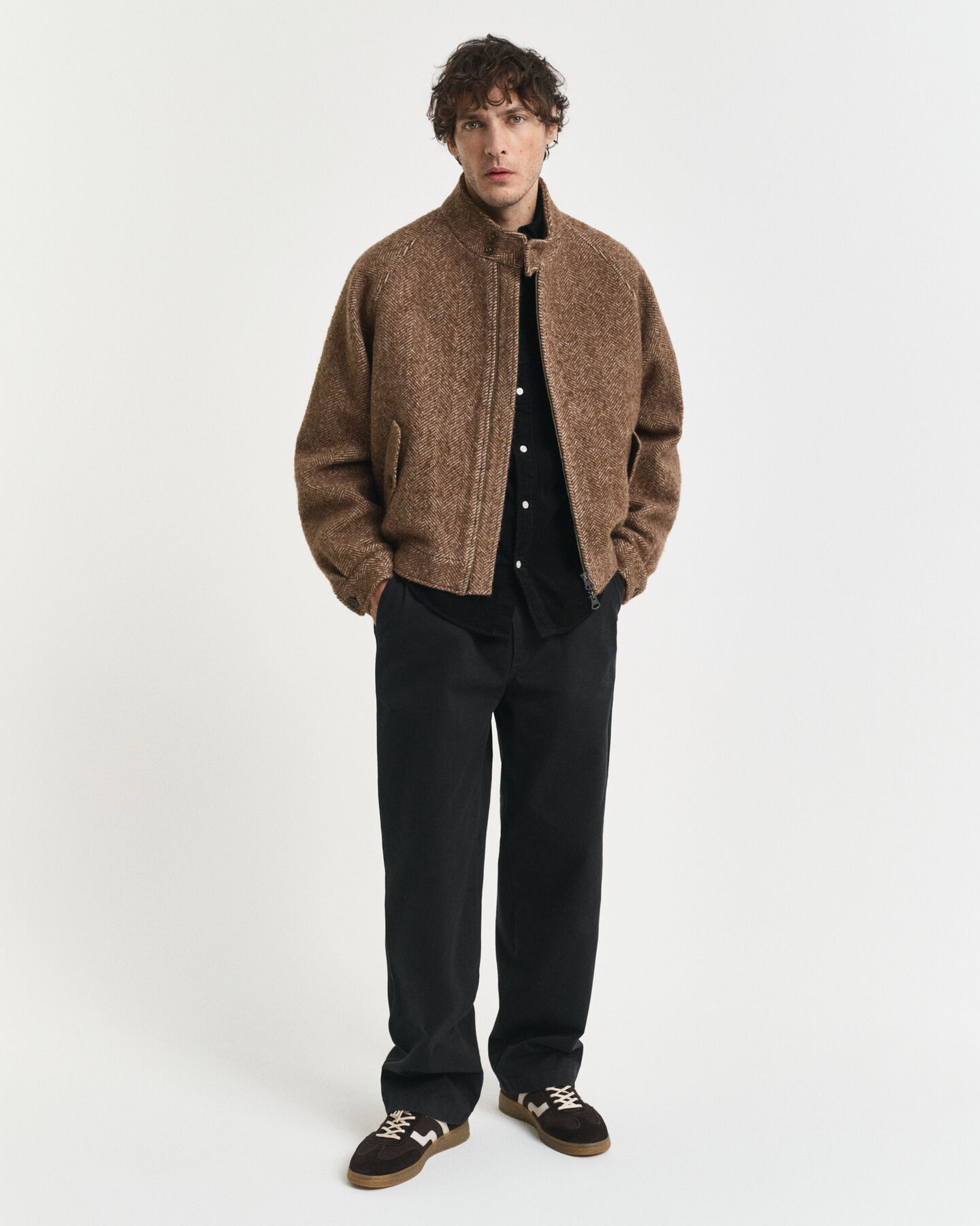 Regular fit ‑mitoitettu puuvillainen vakosamettipaita