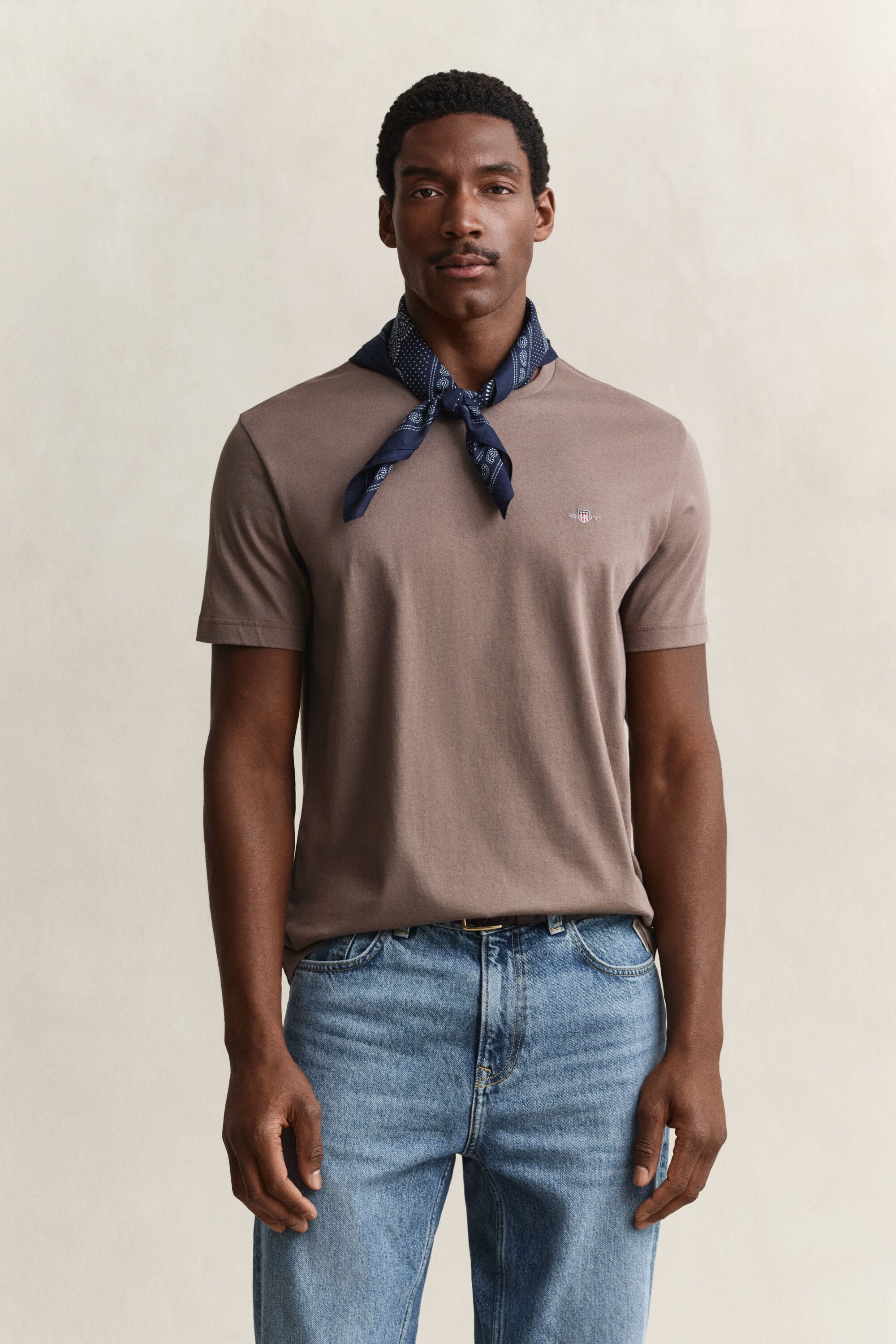 Regular fit ‑mitoitettu Shield-t‑paita