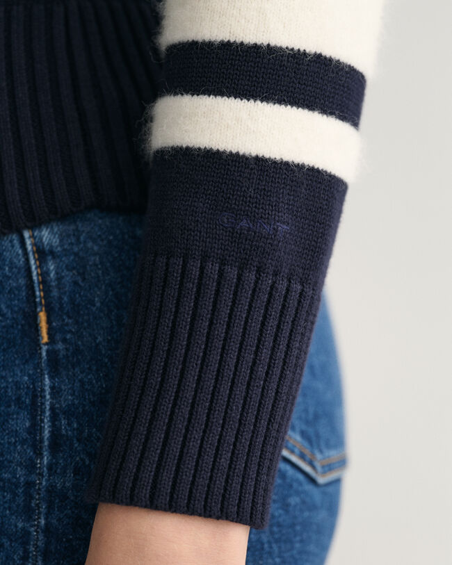 Leve&auml;raitainen neulepusero, py&ouml;re&auml; p&auml;&auml;ntie