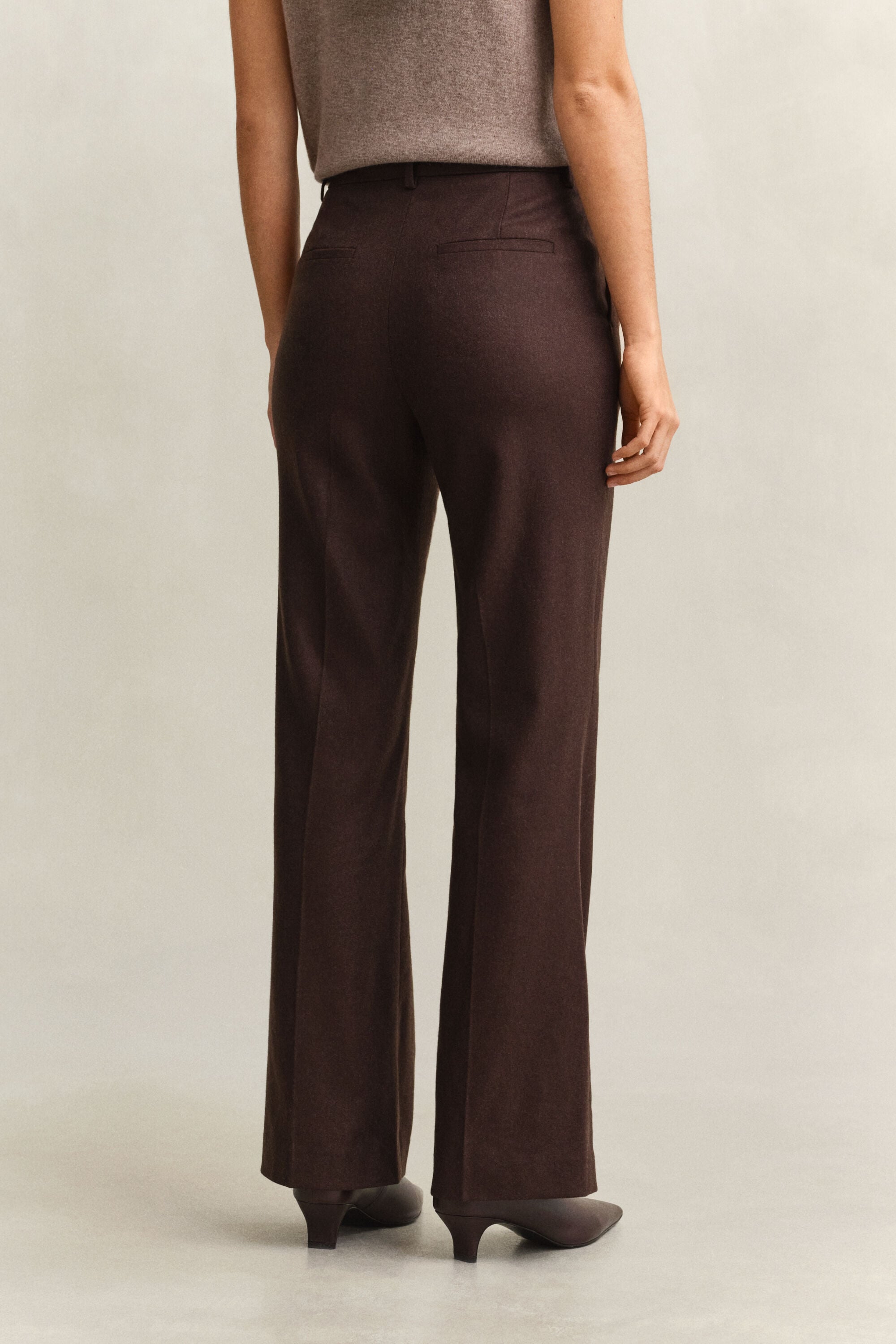 Slim fit ‑mitoitetut alaspäin levenevät flanellihousut