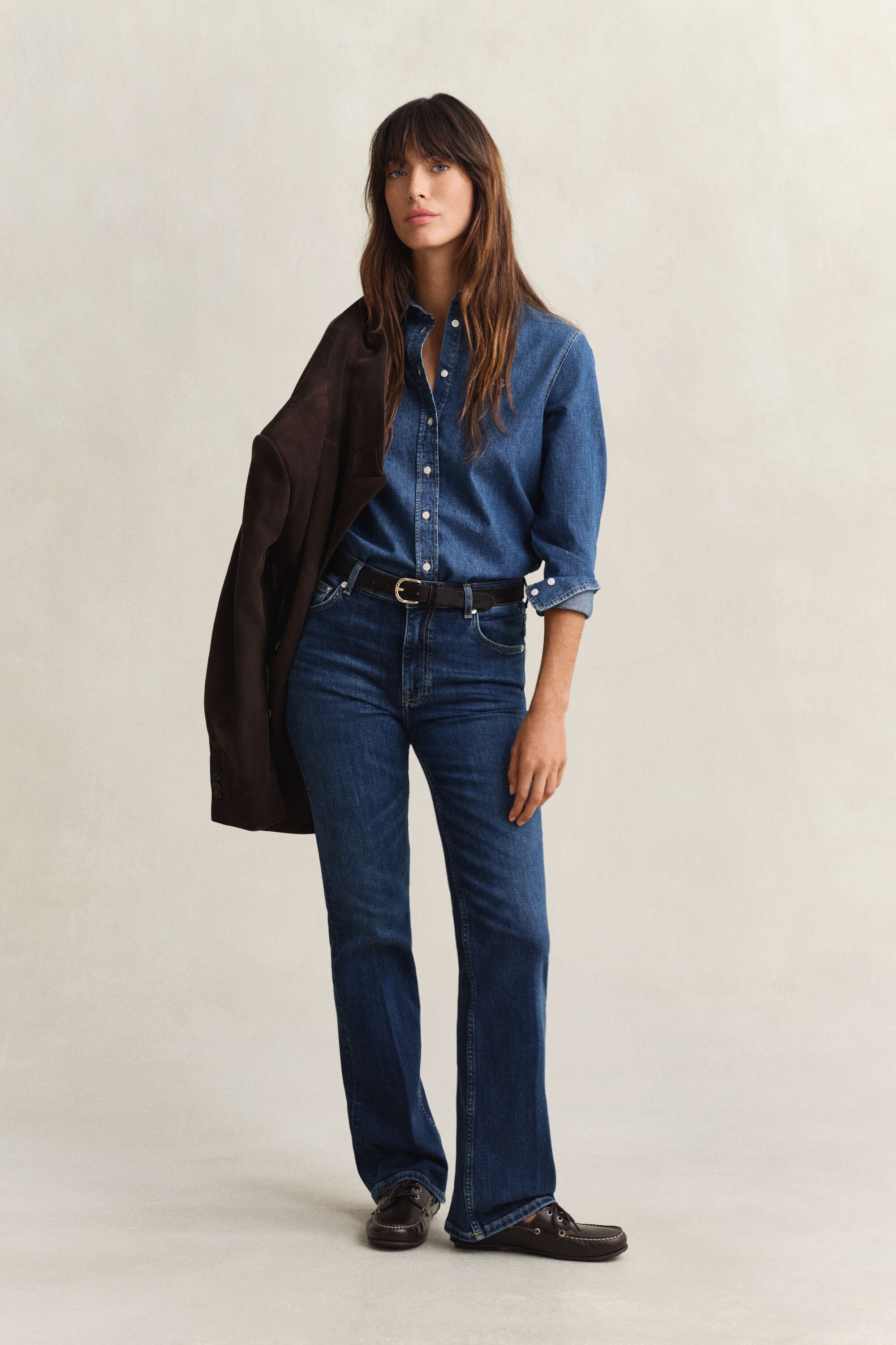 Joustavat alaspäin levenevät farkut