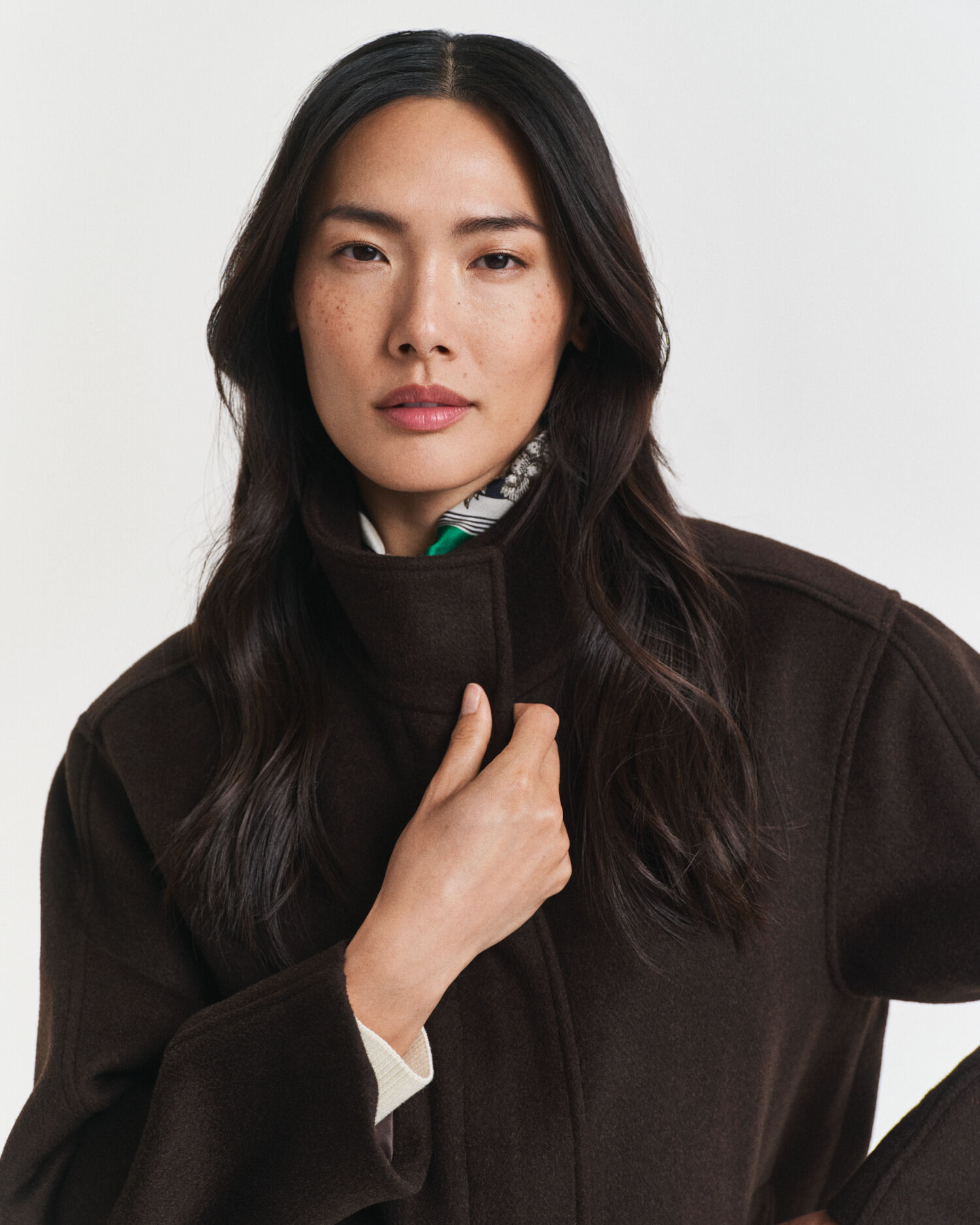 Lyhyt vetoketjullinen villakangastakki