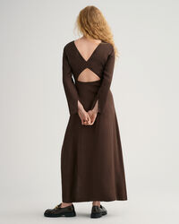 Maksimekko avoimella selkäosalla