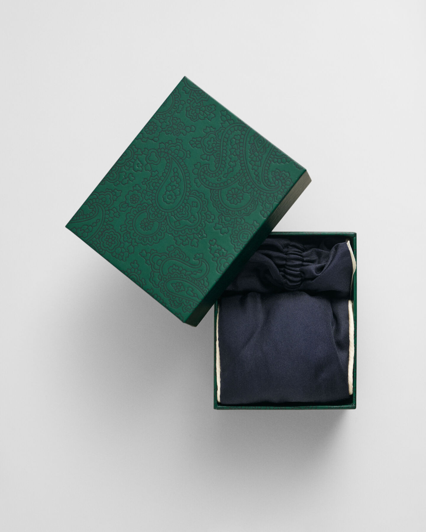 Silkkinen uninaamio ja hiusdonitsi lahjapakkauksessa