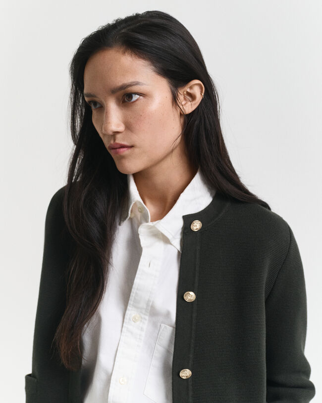 Kontrastivärinen neuletakki