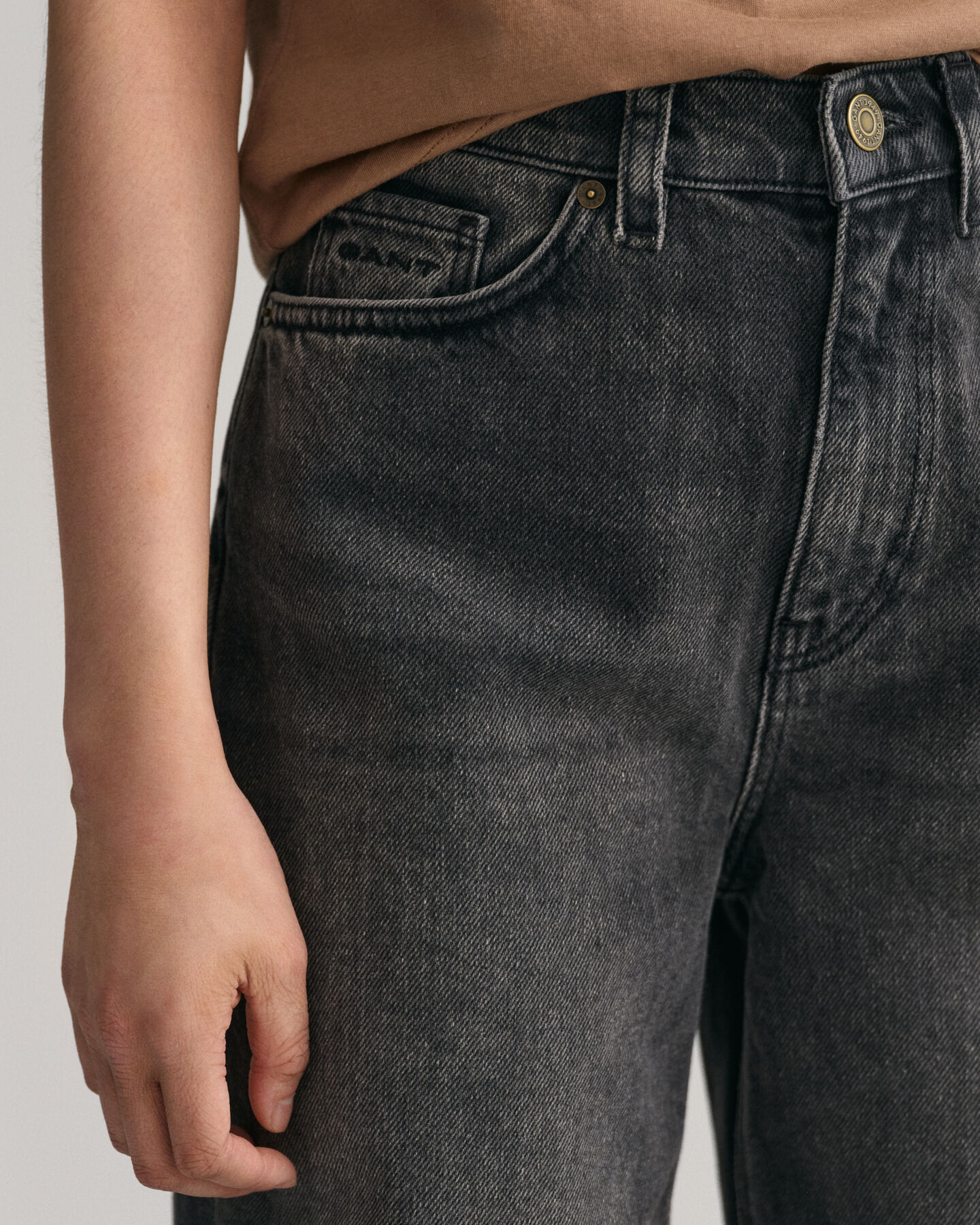 Teen Girls ‑malliston leve&auml;lahkeiset farkut