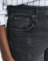 Relaxed fit ‑mitoitetut suorat saumafarkut